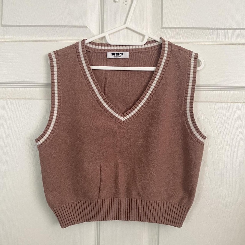 RSQ Mauve Rose Cropped V-Neck Sweater Vest with Cream Trim